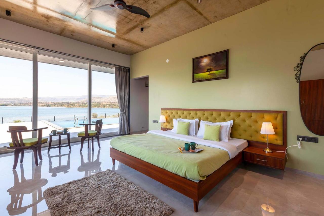 Stayvista'S Bellisimo Panorama - Lakeside Oasis With Infinity Pool, Modern Interiors, Open-To-Sky Bathtub, And Lush Green Lawn 나식 외부 사진