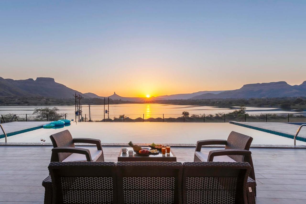 Stayvista'S Bellisimo Panorama - Lakeside Oasis With Infinity Pool, Modern Interiors, Open-To-Sky Bathtub, And Lush Green Lawn 나식 외부 사진