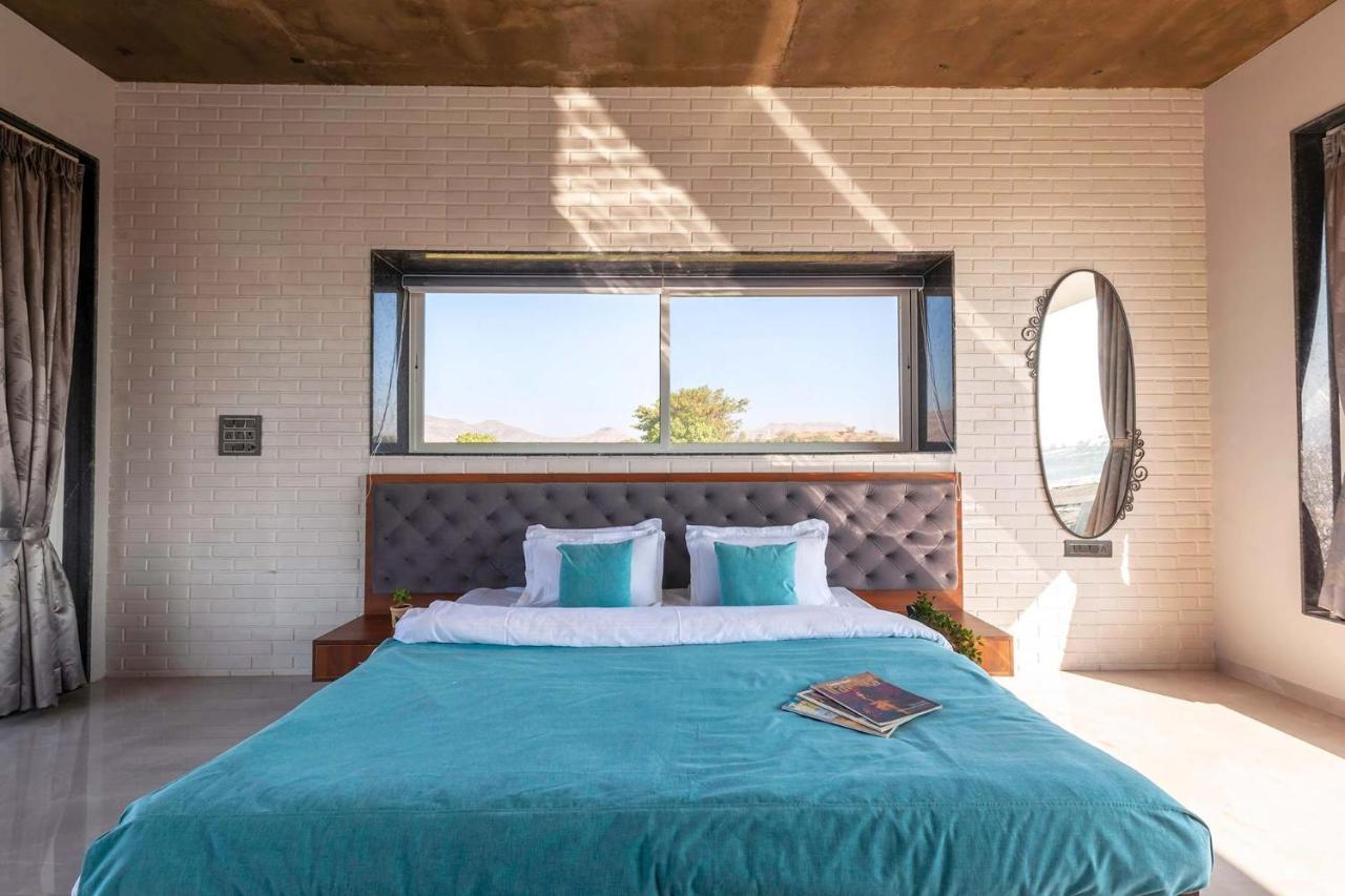 Stayvista'S Bellisimo Panorama - Lakeside Oasis With Infinity Pool, Modern Interiors, Open-To-Sky Bathtub, And Lush Green Lawn 나식 외부 사진