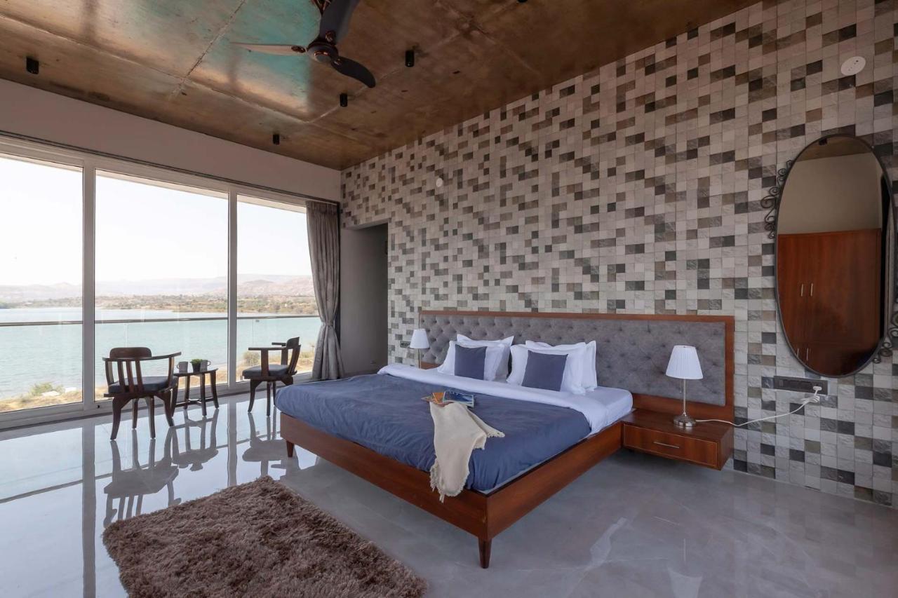 Stayvista'S Bellisimo Panorama - Lakeside Oasis With Infinity Pool, Modern Interiors, Open-To-Sky Bathtub, And Lush Green Lawn 나식 외부 사진