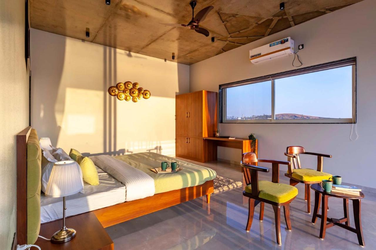 Stayvista'S Bellisimo Panorama - Lakeside Oasis With Infinity Pool, Modern Interiors, Open-To-Sky Bathtub, And Lush Green Lawn 나식 외부 사진