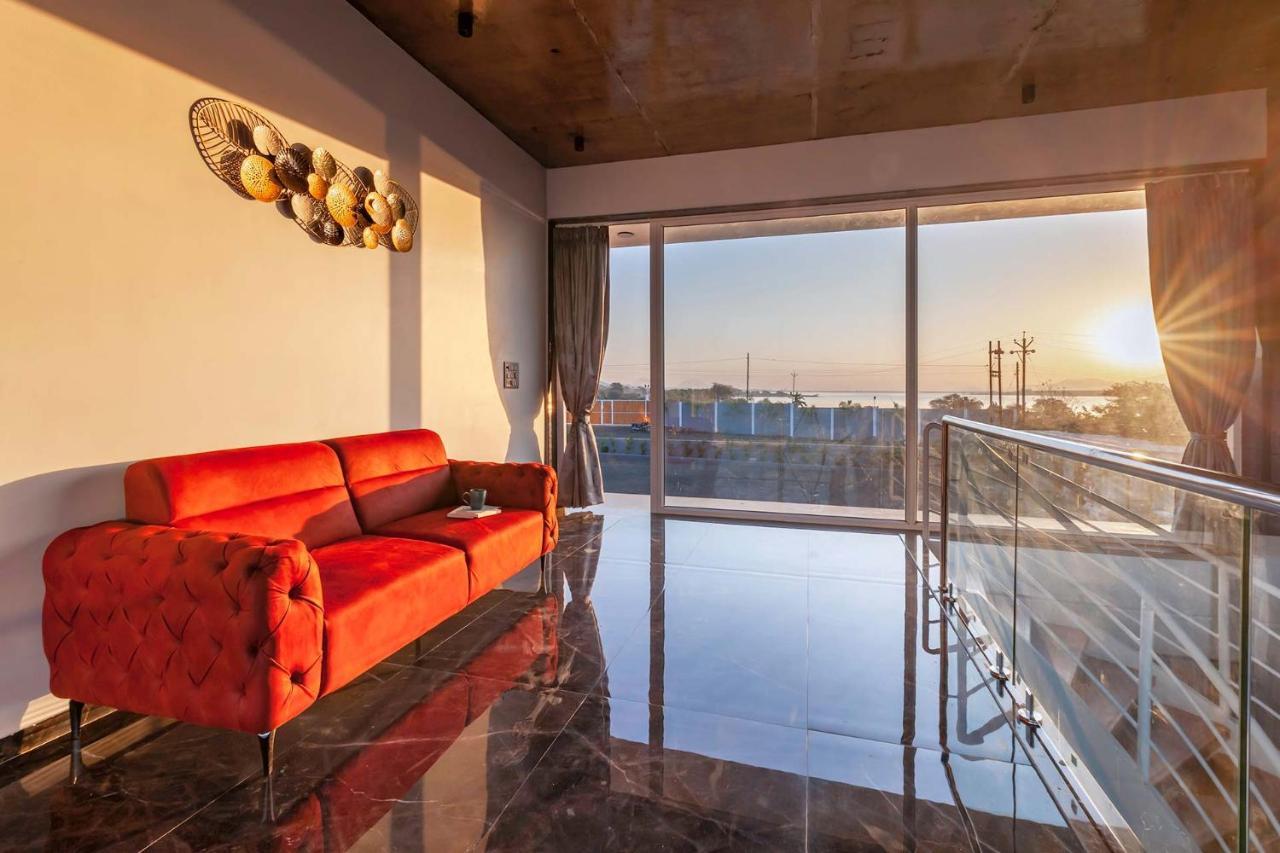 Stayvista'S Bellisimo Panorama - Lakeside Oasis With Infinity Pool, Modern Interiors, Open-To-Sky Bathtub, And Lush Green Lawn 나식 외부 사진